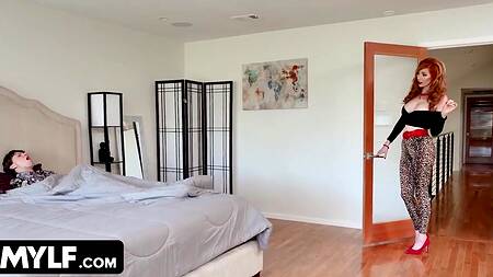 Один друг трахает белокурую милфу, а второй рыжую