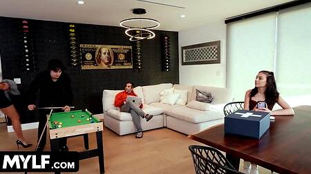 Парень увидел голое тело мачехи и трахнул её