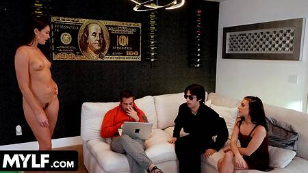 Парень увидел голое тело мачехи и трахнул её