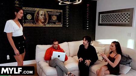 Парень увидел голое тело мачехи и трахнул её