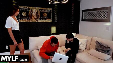 Парень увидел голое тело мачехи и трахнул её