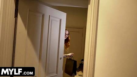 Пикапер разводит на секс рыжую мамочку