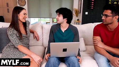 Мачеха в розовом белье отдается пасынку и его другу