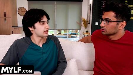 Мачеха в розовом белье отдается пасынку и его другу