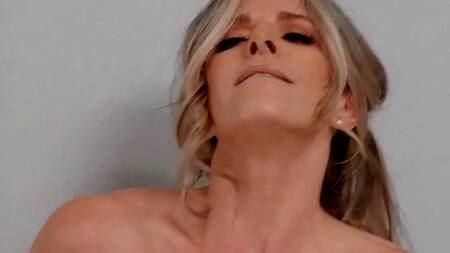 Чернокожая телка резвится с мамкой парня в ванной