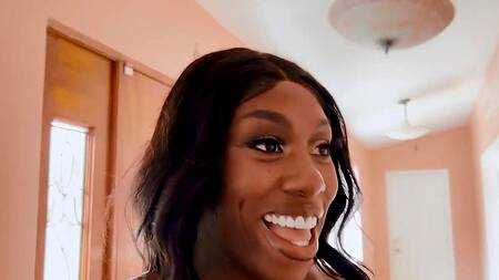 Грудастая негритянка занимается блогингом и ебется в жопу с пасынком