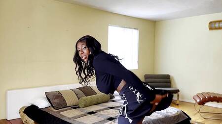 Грудастая негритянка занимается блогингом и ебется в жопу с пасынком