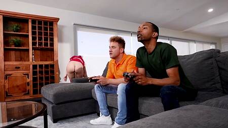 Похотливая телка с розовыми волосами наслаждается двумя членами