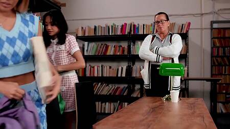 Студентки азиатки лижут киски в столовке