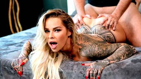 Татуированная блондинка после ванны наслаждается еблей