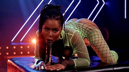 Kira Noir ебется с негром в жопу на конкурсе талантов