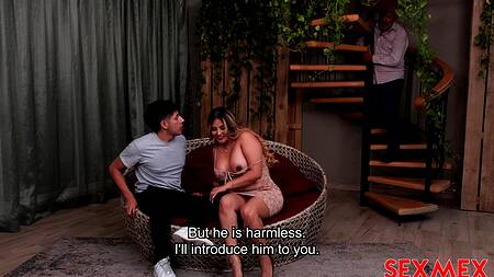 Старый муж наблюдает за изменой сочной жены с любовником