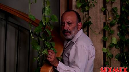 Старый муж наблюдает за изменой сочной жены с любовником