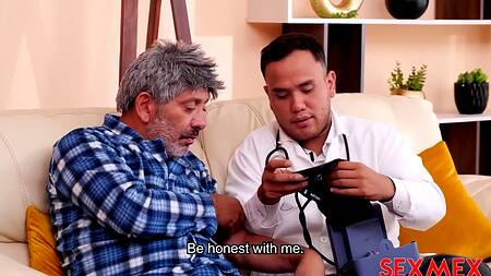 Доктор трахает жену старика, чтобы поднять ей настроение