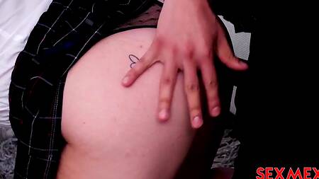 Властный мужик посадил латинку на поводок и трахает её