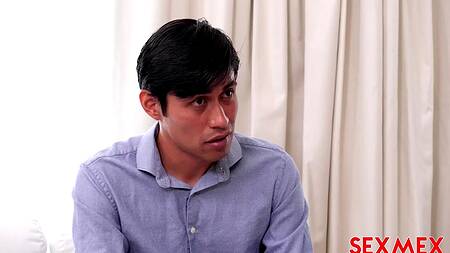 Латинка в образе Чудо-женщины ублажает мужские фантазии