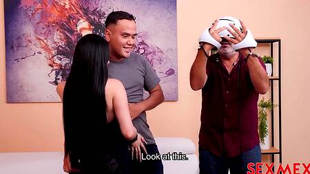 Продавец трахает чужую супругу в жопу пока её муж тестирует VR шлем