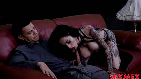 Татуированная вампирша у себя дома трахается с юристом