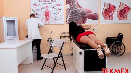 Возбужденный доктор смог развести латинку на секс