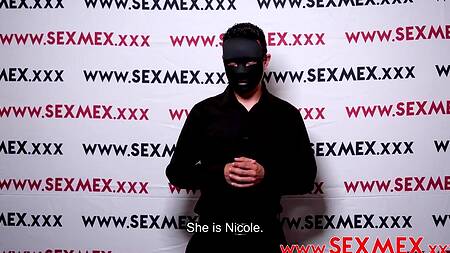 Рыжая латинка ебется перед публикой после блондинки