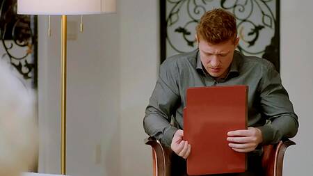 Зрелая начальница просит подчиненного достать хуй и дрочить