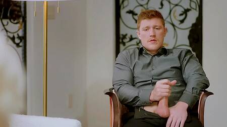 Зрелая начальница просит подчиненного достать хуй и дрочить