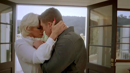 Зрелая начальница просит подчиненного достать хуй и дрочить