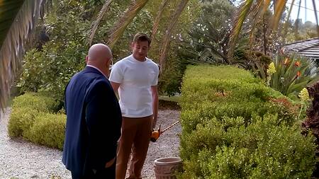 Садовник снова спешит ебать жаркую жену хозяина