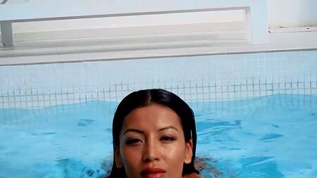 Муж засыпает у бассейна, а жена ебется с другим