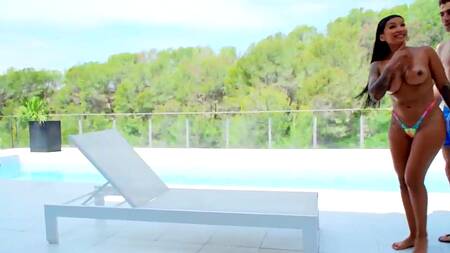 Муж засыпает у бассейна, а жена ебется с другим