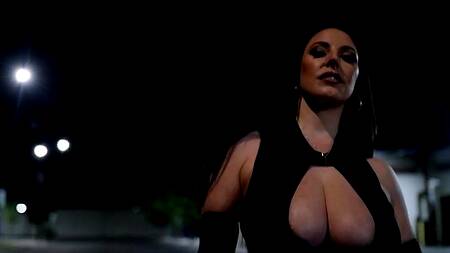 Ненасытная шлюха соблазняет негров на еблю втроем