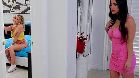 Девка знакомится с сестрой парня и лижет её пизду