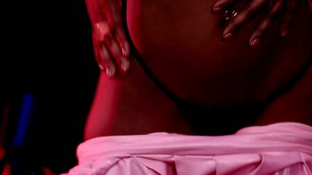 Негр мешает стримерше играть, трахает её около компа