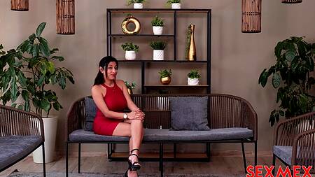 Парень набрасывается на подругу девушки и ебет её