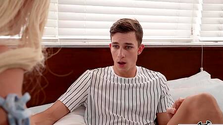 Милфа ебется с пасынком ради скорейшего выздоровления