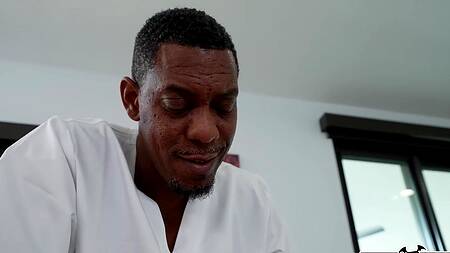 Негр ласкает натуральные сиськи девки и трахает её в волосатую пизду