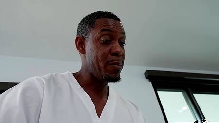 Негр ласкает натуральные сиськи девки и трахает её в волосатую пизду