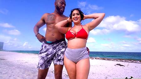 Девка увлажняет большую жопу маслом и трахается с негром