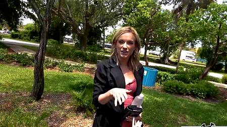 Подцепил телку в парке и выебал её большим членом в машине