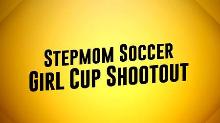 Фанат футбола развлекается с двумя красотками