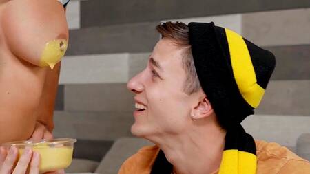 Фанат футбола развлекается с двумя красотками