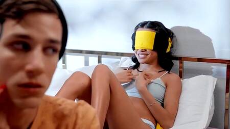 Фанат футбола развлекается с двумя красотками