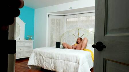 Моет спину рыжей мачехе и угощает её крепким членом