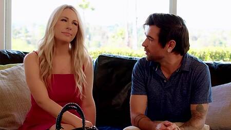 Блонда приводит к себе парня после свидания, чтобы трахнуться