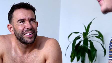 Парень разрешает кудрявой девушке трахнуться с его другом