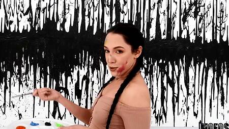 Мужик рисует на теле художницы и трахает её