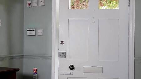 Татуированная мачеха после дрочки в ванной идет ебаться с пасынком