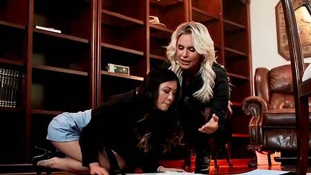 Властная начальница ебет секретаршу вместе с мужем