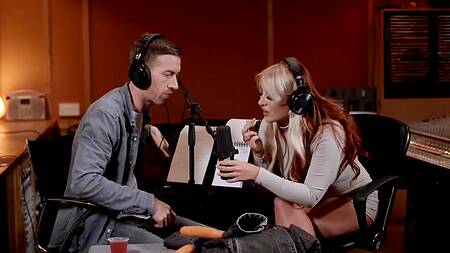 Радиоведущий перед интервью и ебет порнозвезду