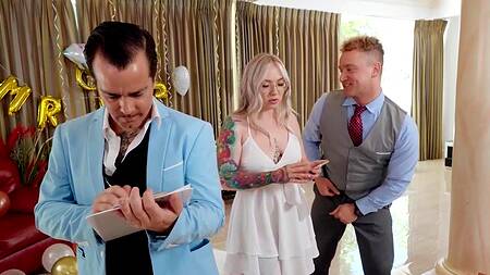Жених перед свадьбой страстно ебет двух подруг невесты